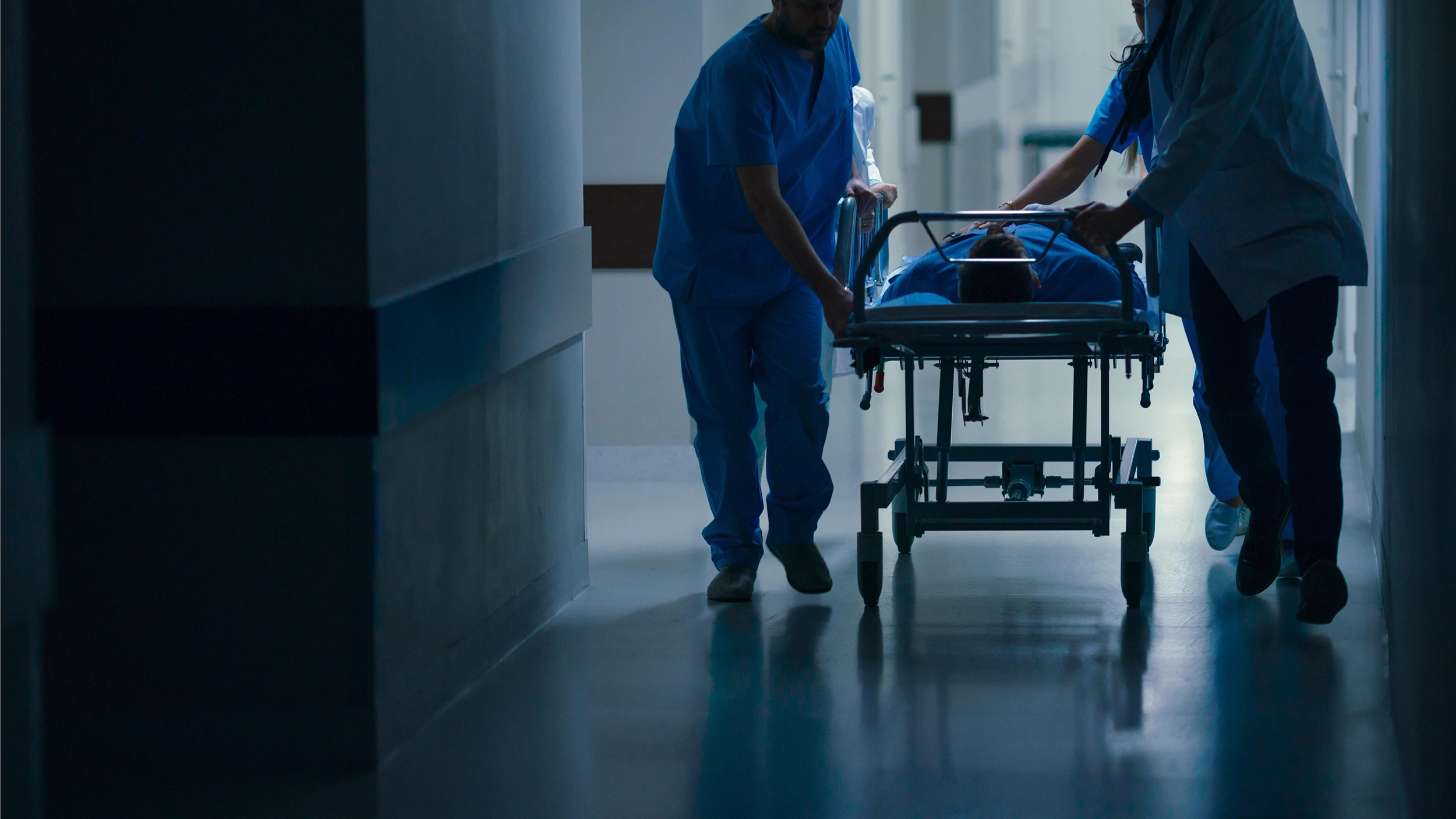 Médecin en course, couloir d'hôpital